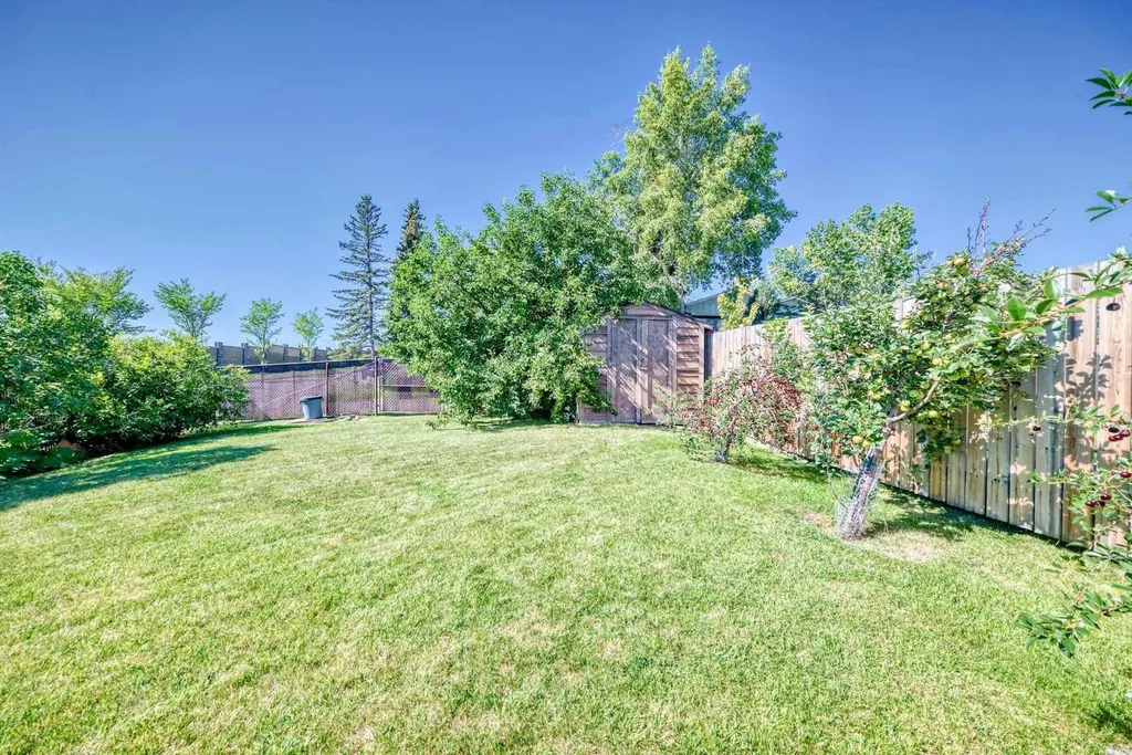 131 Ranchlands Court NW Calgary AB T3G1N8
