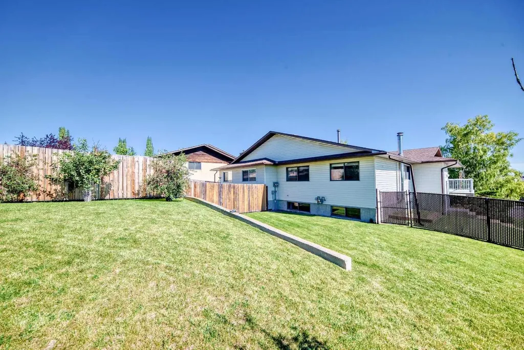 131 Ranchlands Court NW Calgary AB T3G1N8