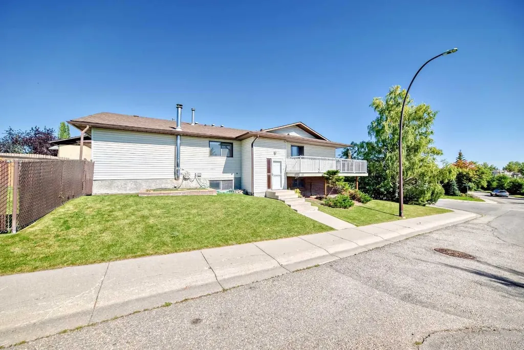 131 Ranchlands Court NW Calgary AB T3G1N8