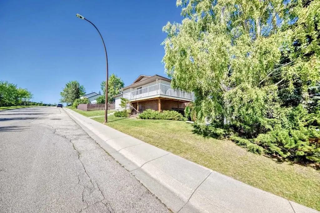 131 Ranchlands Court NW Calgary AB T3G1N8