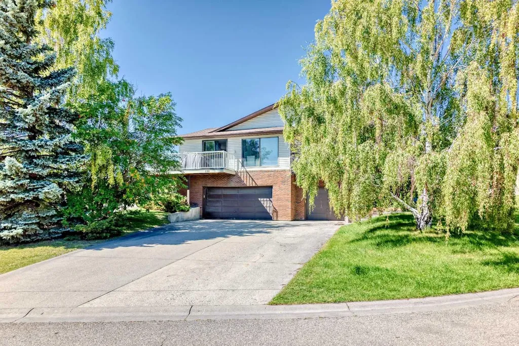 131 Ranchlands Court NW Calgary AB T3G1N8
