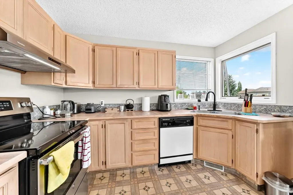 7212 Sierra Morena Boulevard SW Calgary AB T3H 3G5