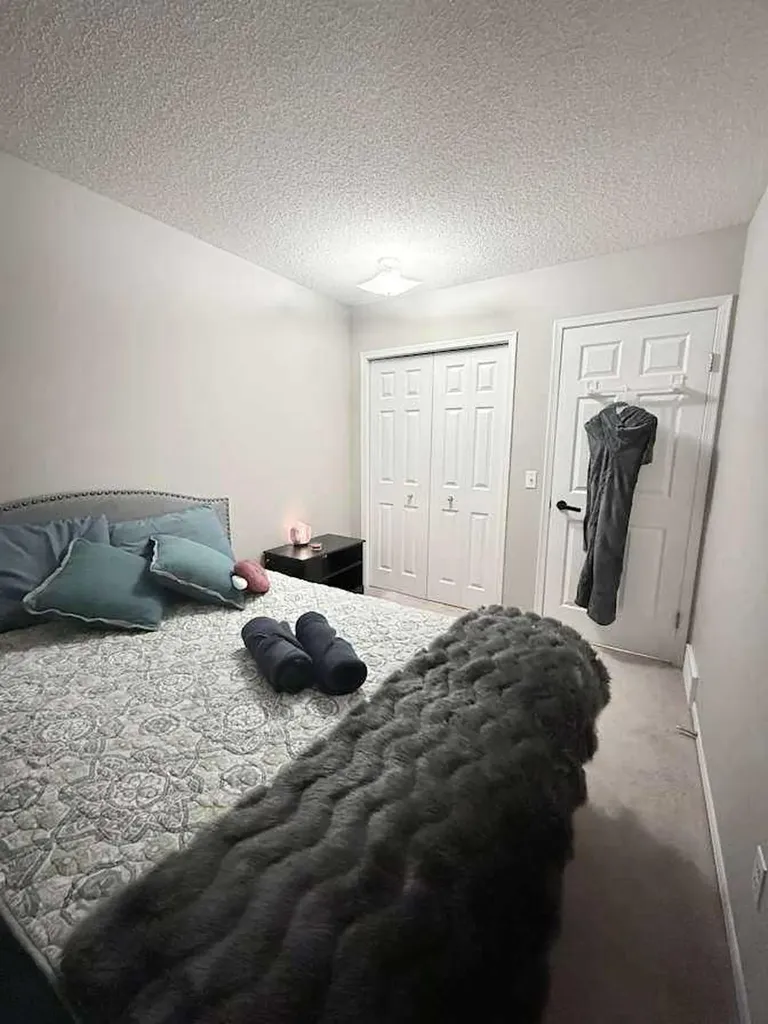 7212 Sierra Morena Boulevard SW Calgary AB T3H 3G5