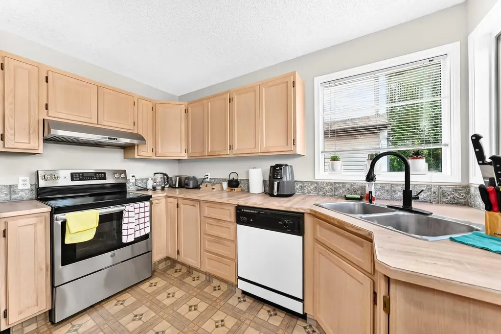 7212 Sierra Morena Boulevard SW Calgary AB T3H 3G5