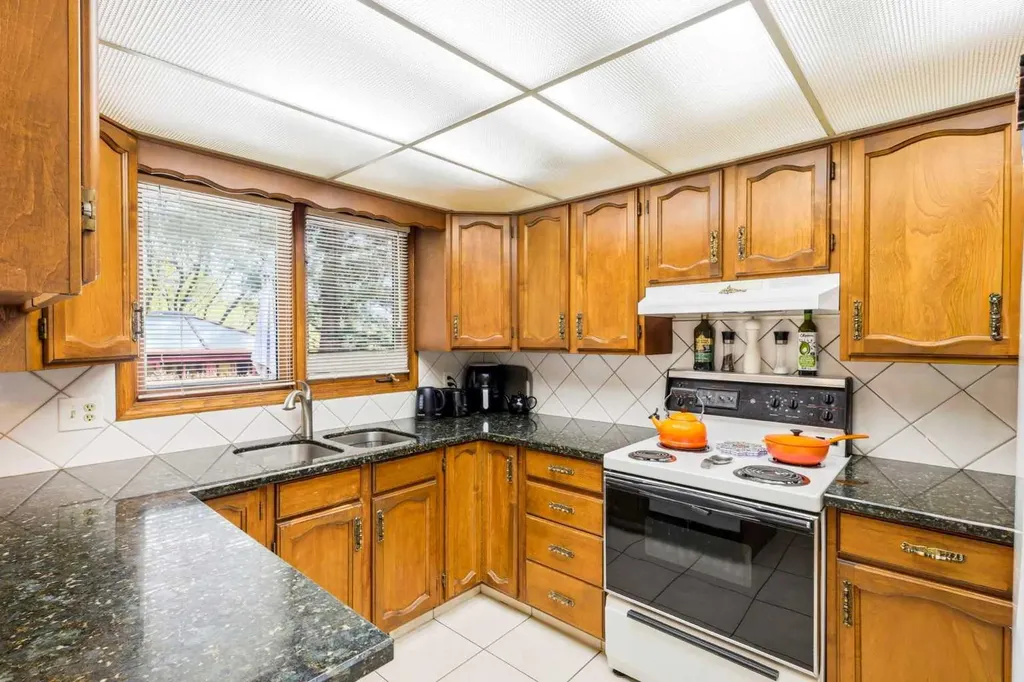 149 Edgehill Drive NW Calgary AB T3A 2W5