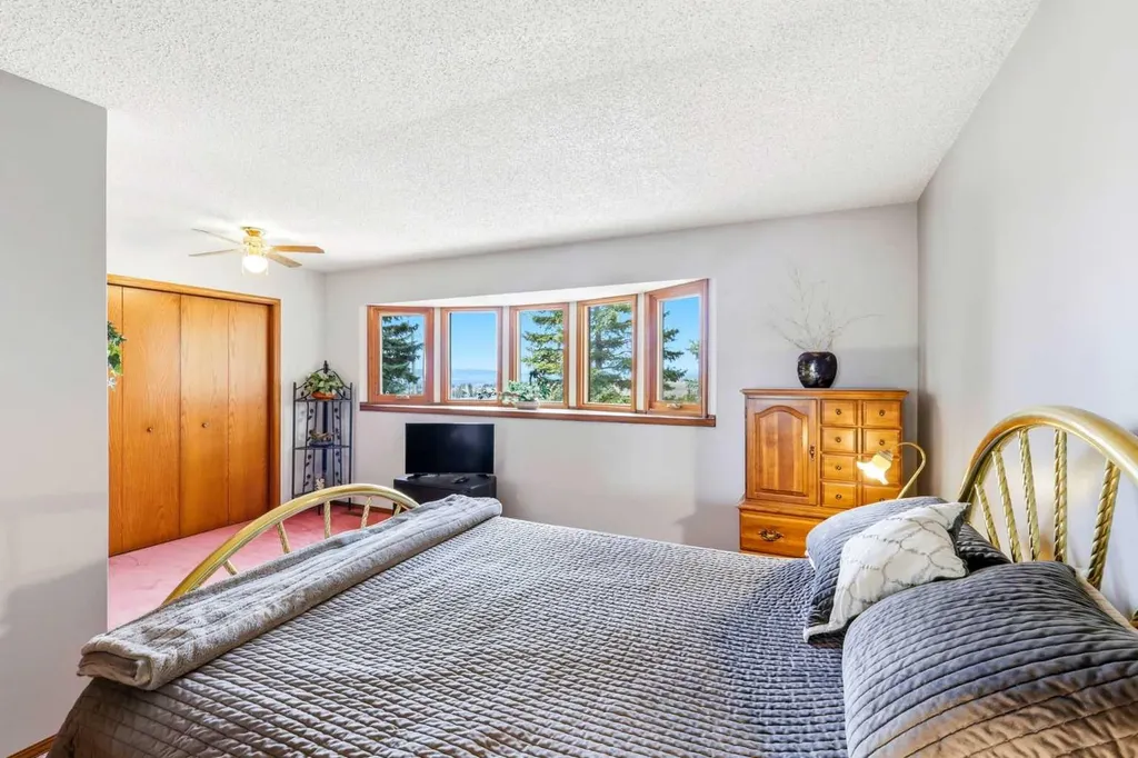 149 Edgehill Drive NW Calgary AB T3A 2W5