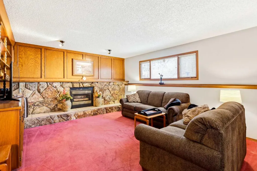 149 Edgehill Drive NW Calgary AB T3A 2W5