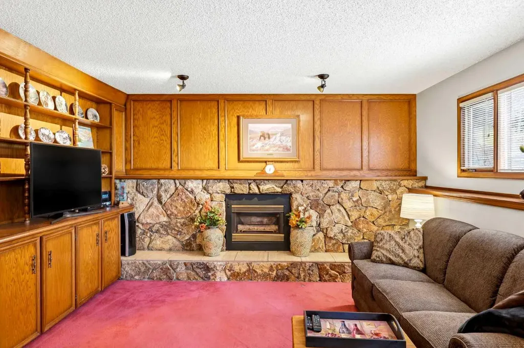 149 Edgehill Drive NW Calgary AB T3A 2W5