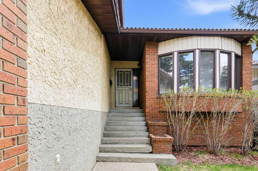 149 Edgehill Drive NW Calgary AB T3A 2W5