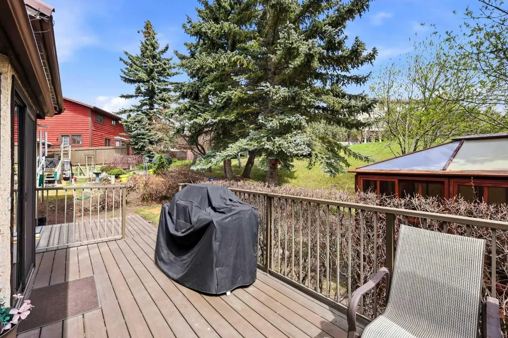 149 Edgehill Drive NW Calgary AB T3A 2W5