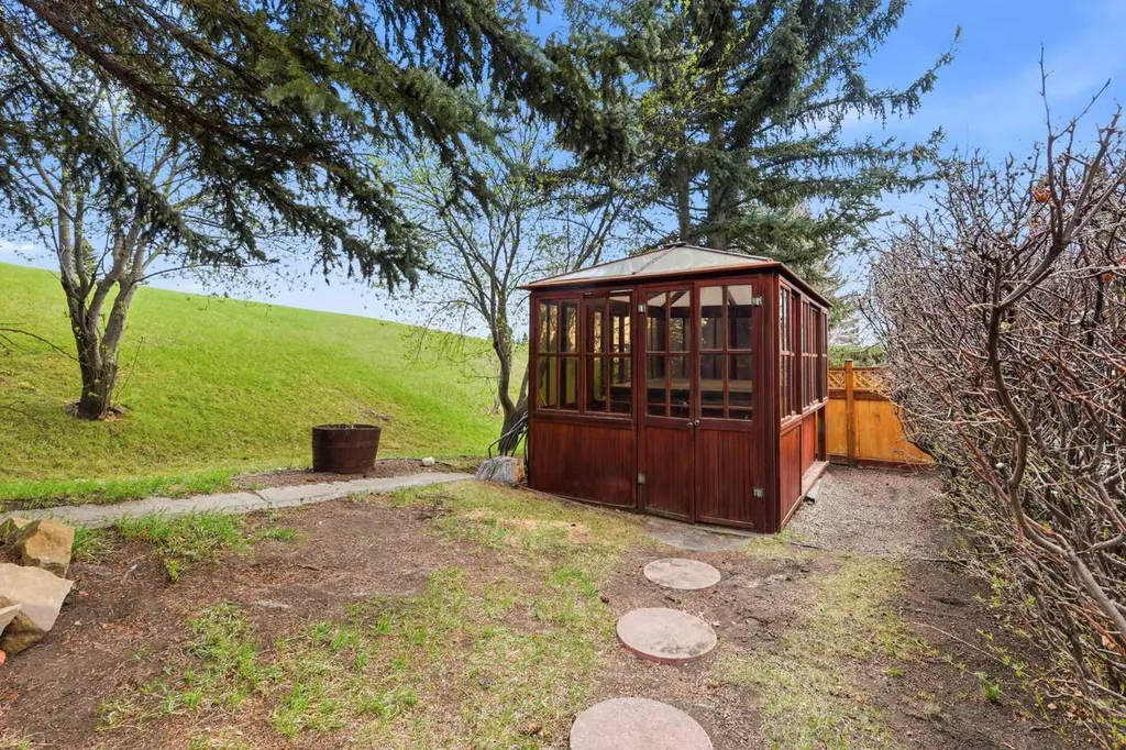 149 Edgehill Drive NW Calgary AB T3A 2W5
