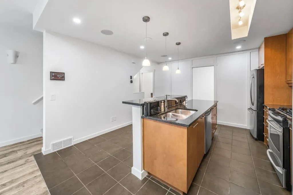 156 9 Street NE Calgary AB T2E 0P4