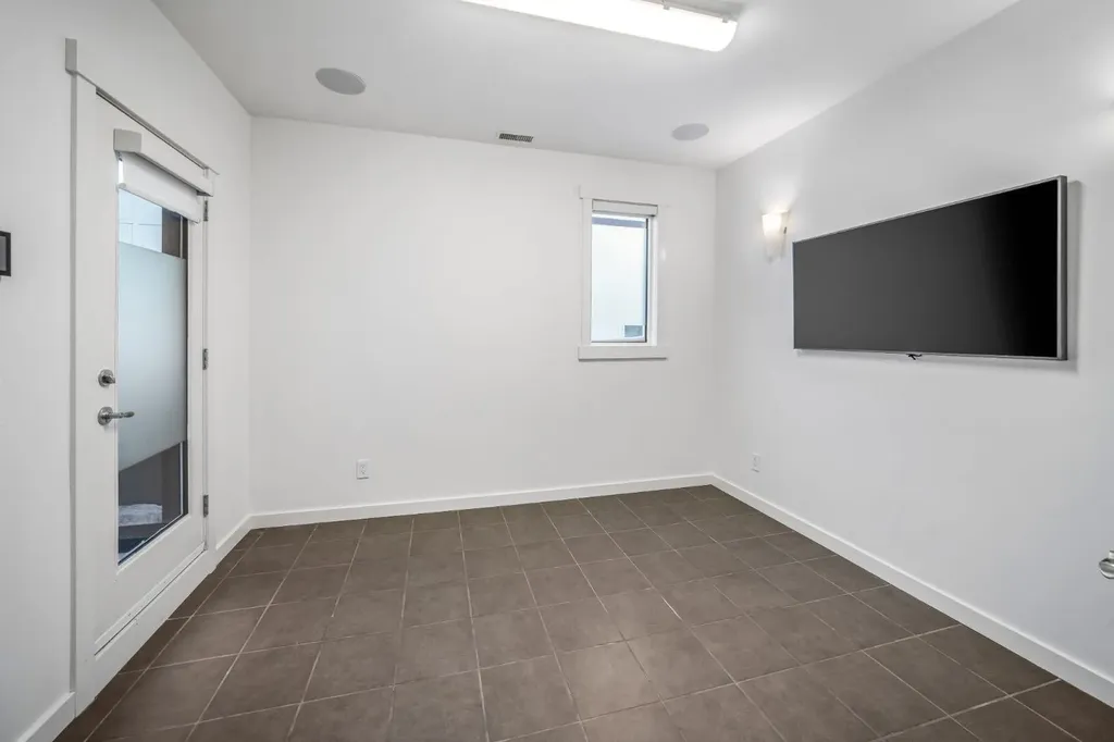 156 9 Street NE Calgary AB T2E 0P4
