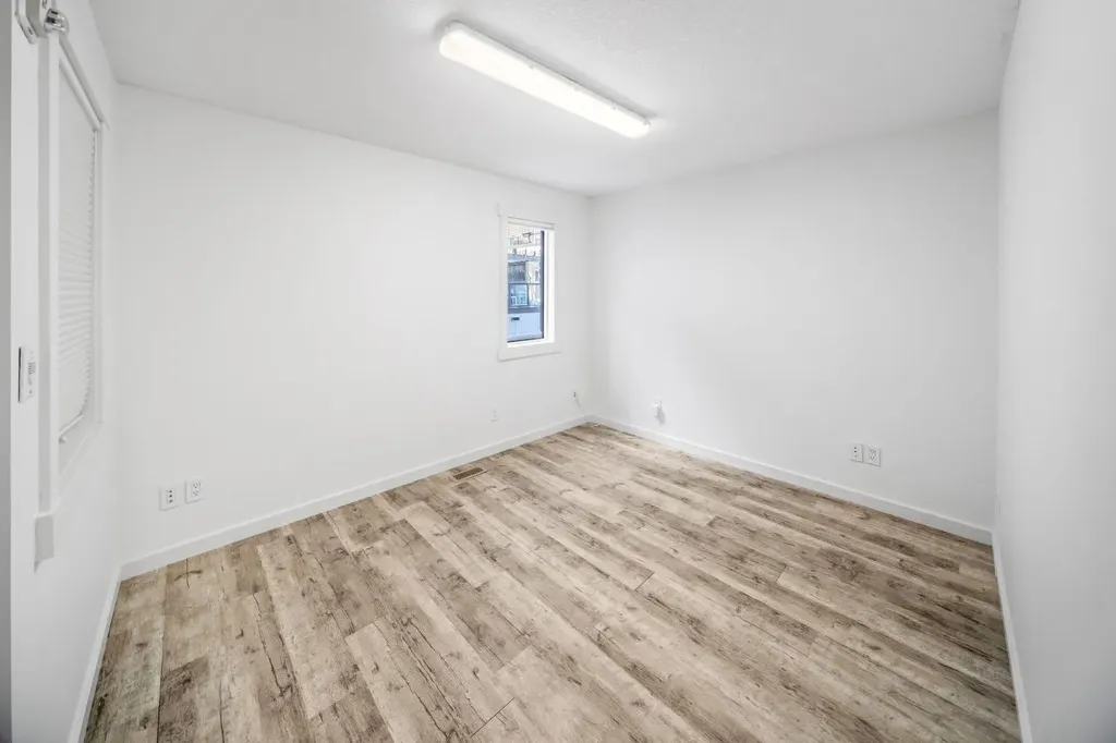 156 9 Street NE Calgary AB T2E 0P4