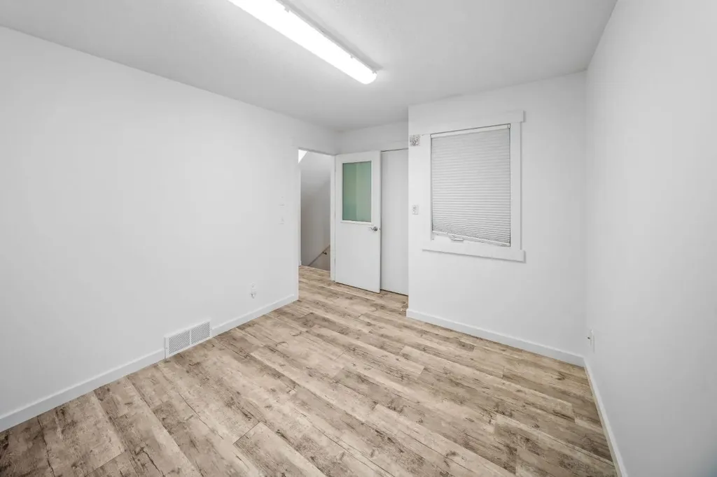 156 9 Street NE Calgary AB T2E 0P4