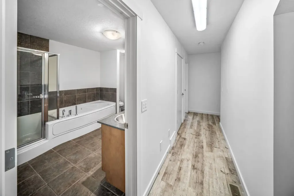 156 9 Street NE Calgary AB T2E 0P4
