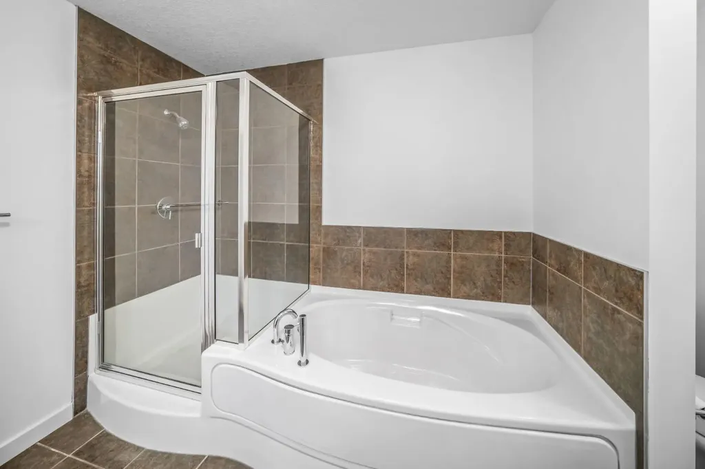 156 9 Street NE Calgary AB T2E 0P4
