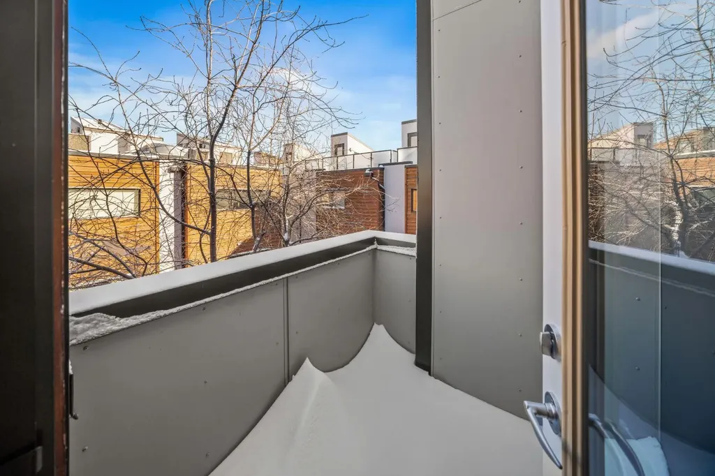 156 9 Street NE Calgary AB T2E 0P4