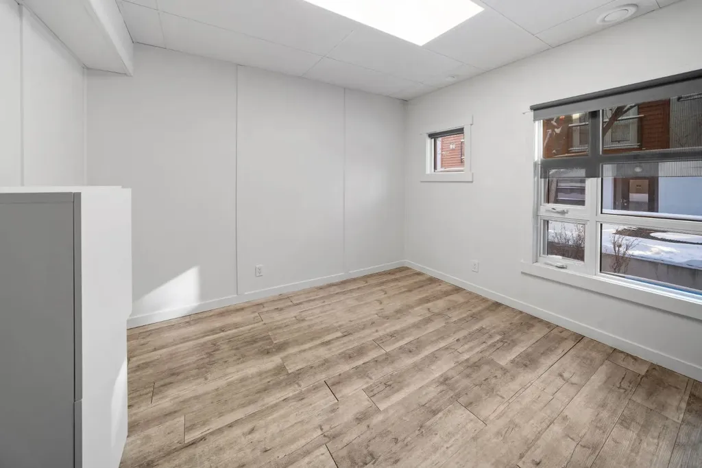 156 9 Street NE Calgary AB T2E 0P4