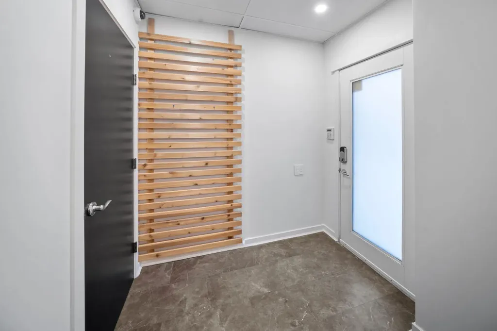 156 9 Street NE Calgary AB T2E 0P4