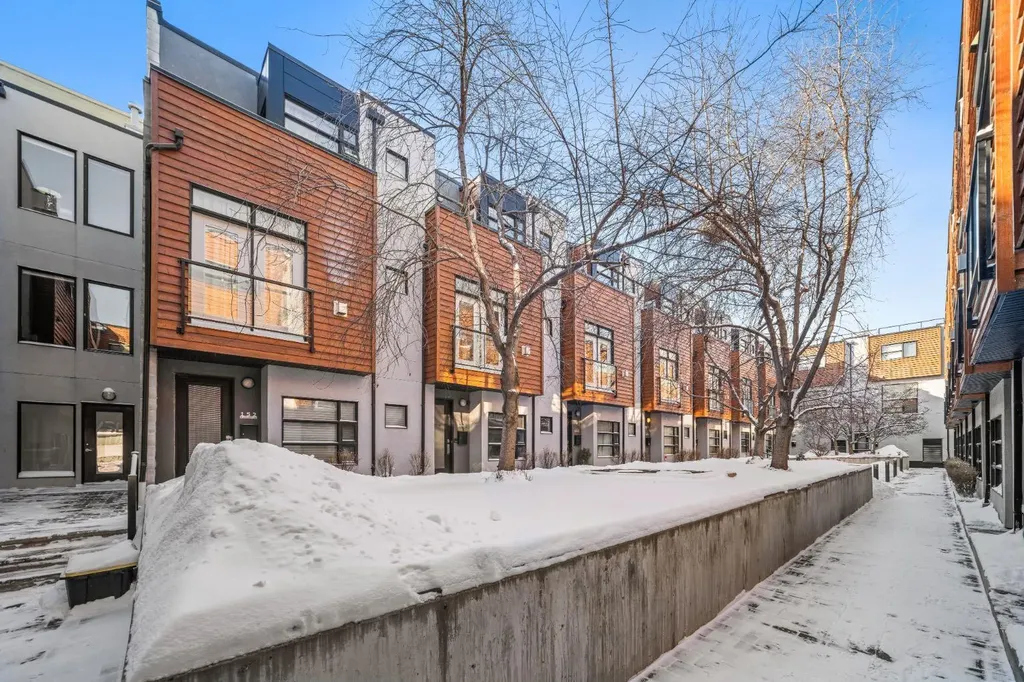 156 9 Street NE Calgary AB T2E 0P4