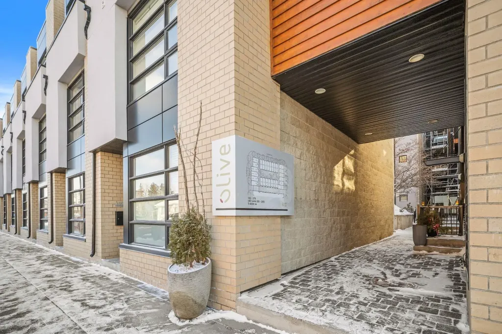156 9 Street NE Calgary AB T2E 0P4