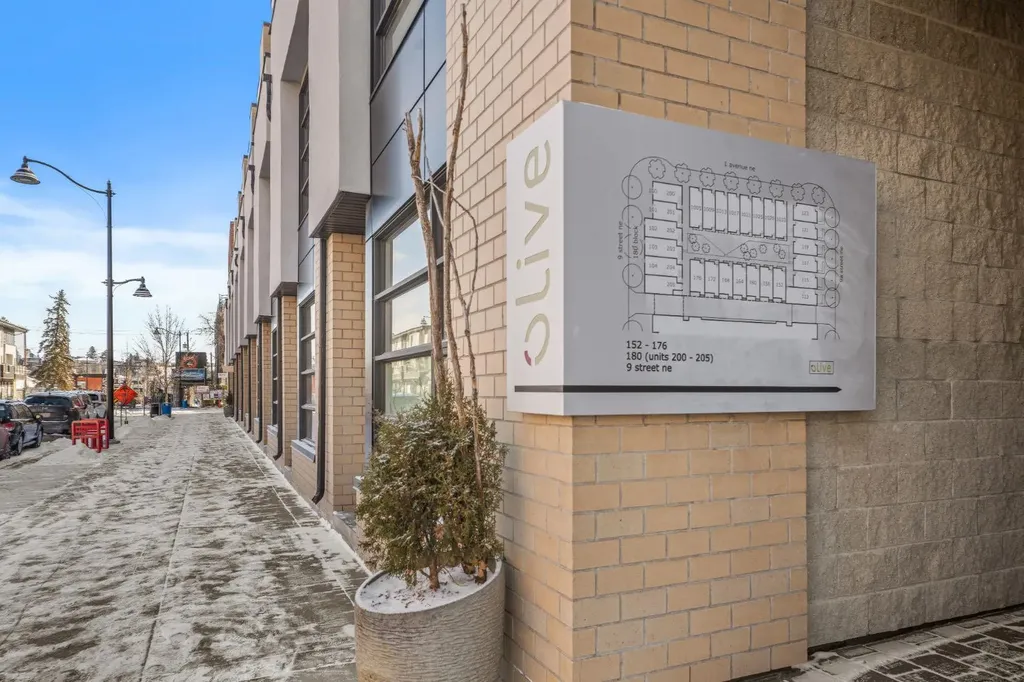 156 9 Street NE Calgary AB T2E 0P4
