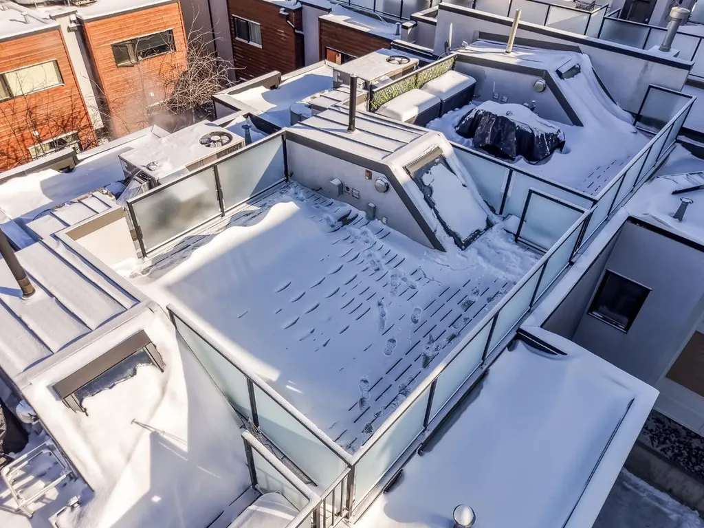 156 9 Street NE Calgary AB T2E 0P4
