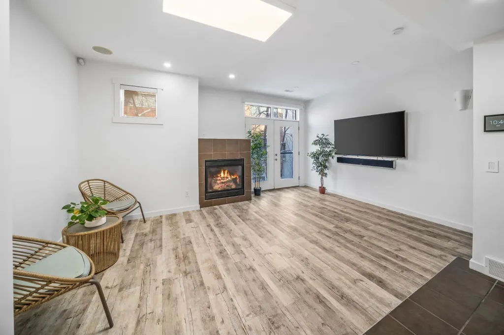 156 9 Street NE Calgary AB T2E 0P4