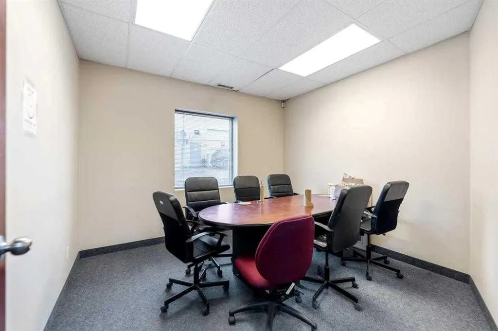4852 50 Avenue NE Calgary AB T3J4L8