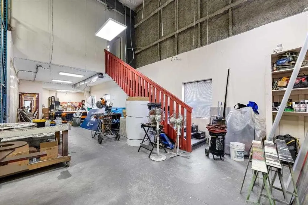 4852 50 Avenue NE Calgary AB T3J4L8