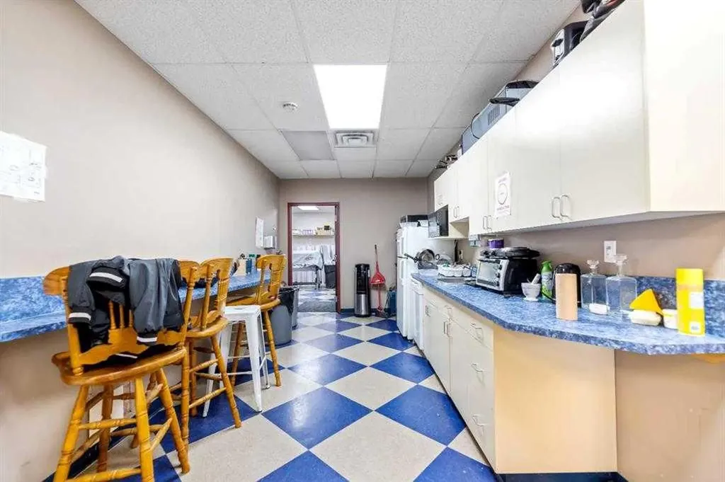 4852 50 Avenue NE Calgary AB T3J4L8