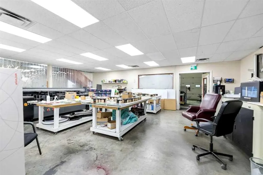 4852 50 Avenue NE Calgary AB T3J4L8