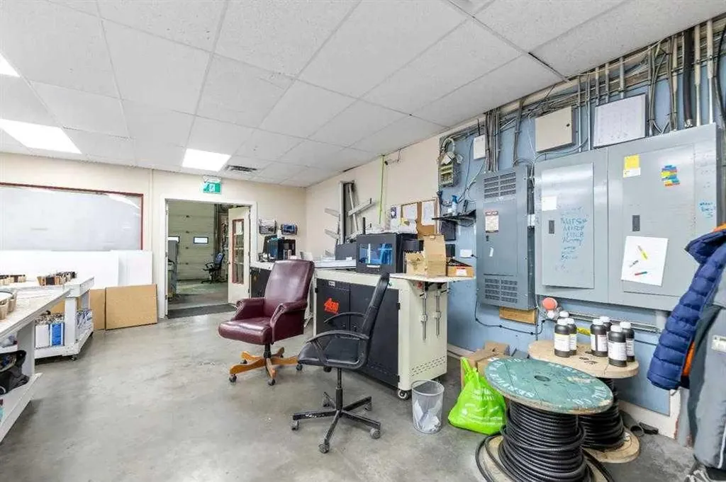 4852 50 Avenue NE Calgary AB T3J4L8