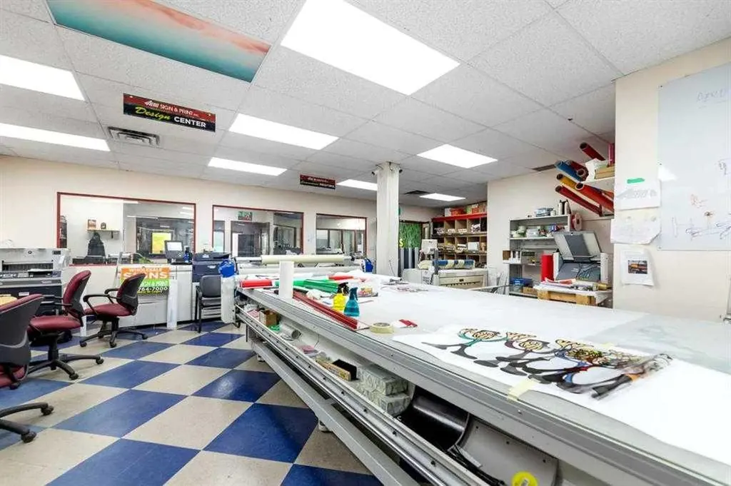 4852 50 Avenue NE Calgary AB T3J4L8