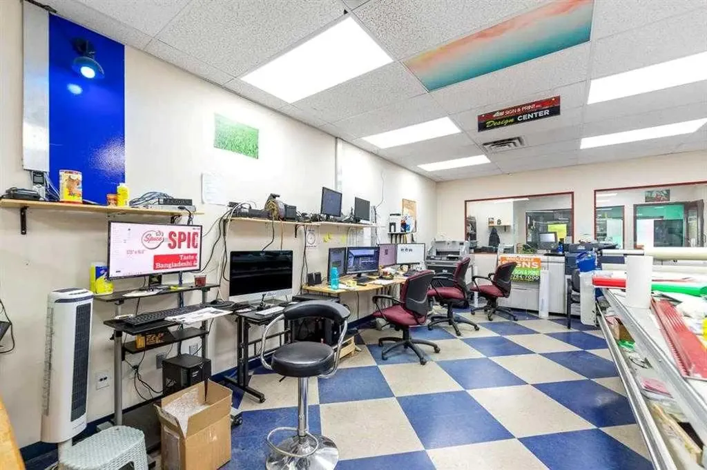 4852 50 Avenue NE Calgary AB T3J4L8