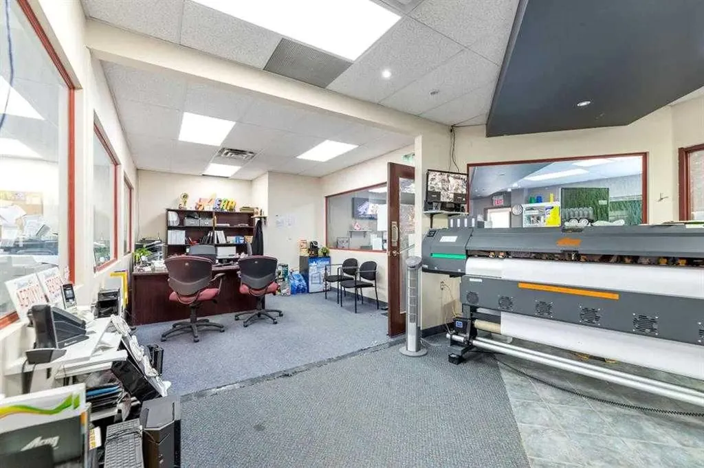 4852 50 Avenue NE Calgary AB T3J4L8
