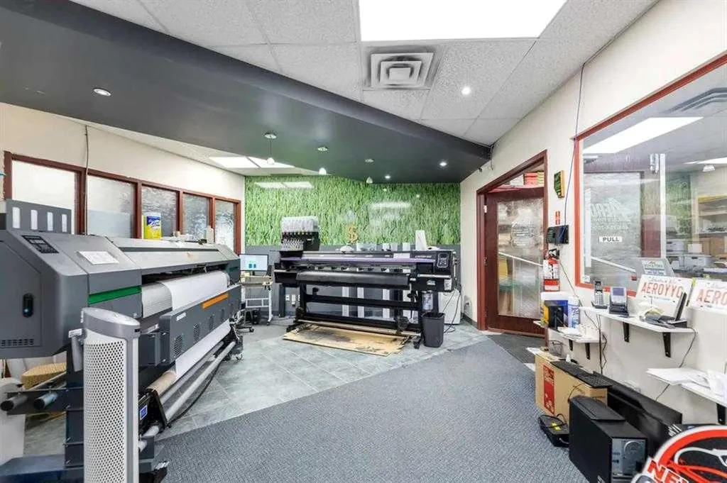 4852 50 Avenue NE Calgary AB T3J4L8