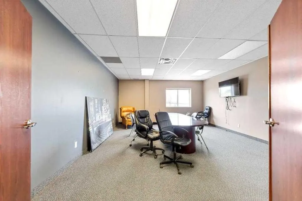 4852 50 Avenue NE Calgary AB T3J4L8