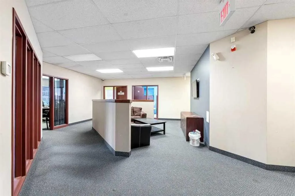 4852 50 Avenue NE Calgary AB T3J4L8