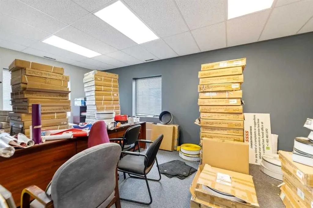 4852 50 Avenue NE Calgary AB T3J4L8