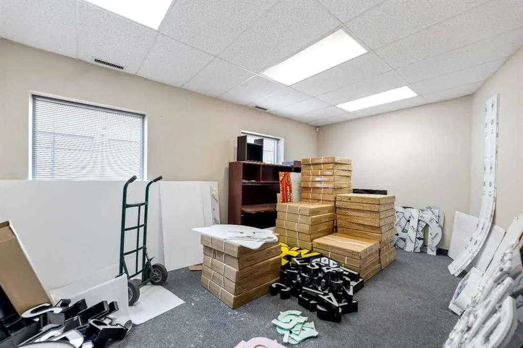 4852 50 Avenue NE Calgary AB T3J4L8
