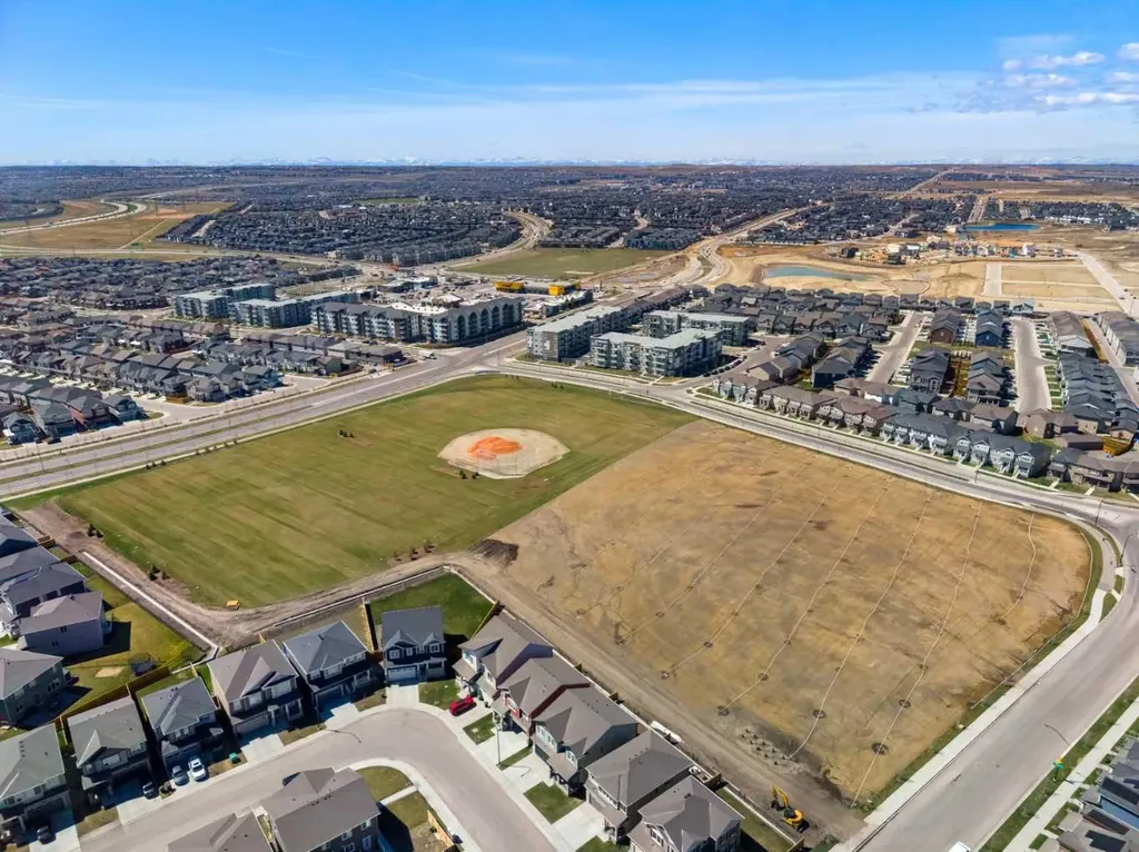 33 Carringham Gate NW Calgary AB T3P2H6