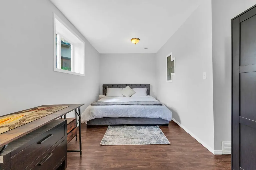 539 East Lakeview Place Chestermere AB T1X 0A3