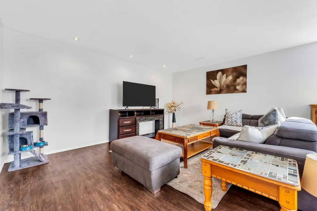 539 East Lakeview Place Chestermere AB T1X 0A3