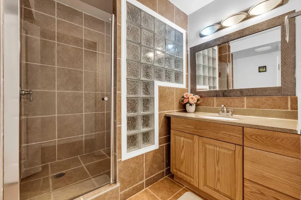 539 East Lakeview Place Chestermere AB T1X 0A3