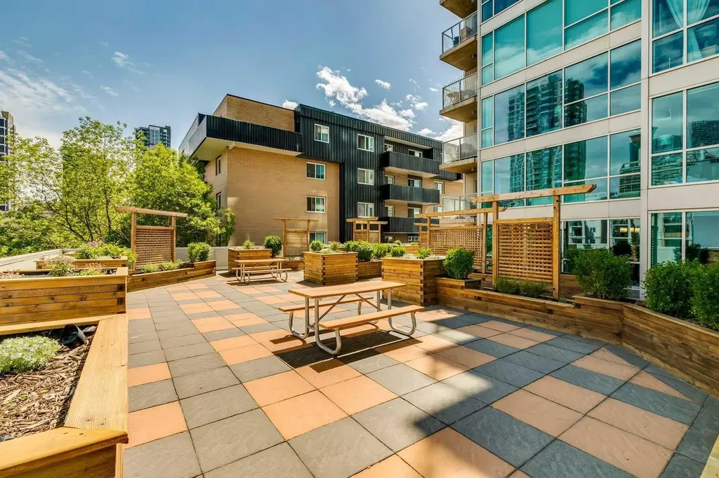 188 15 Avenue SW Calgary AB T2R 1S4