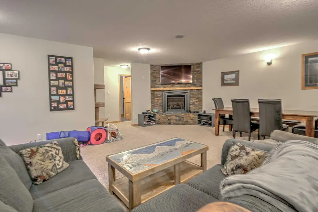 100 Canyoncrest Point W Lethbridge AB T1K 0B4