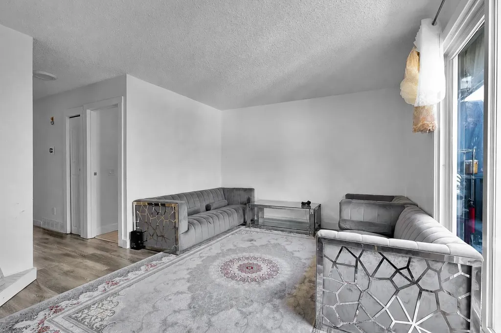4543 7 Avenue SE Calgary AB T2A5E4