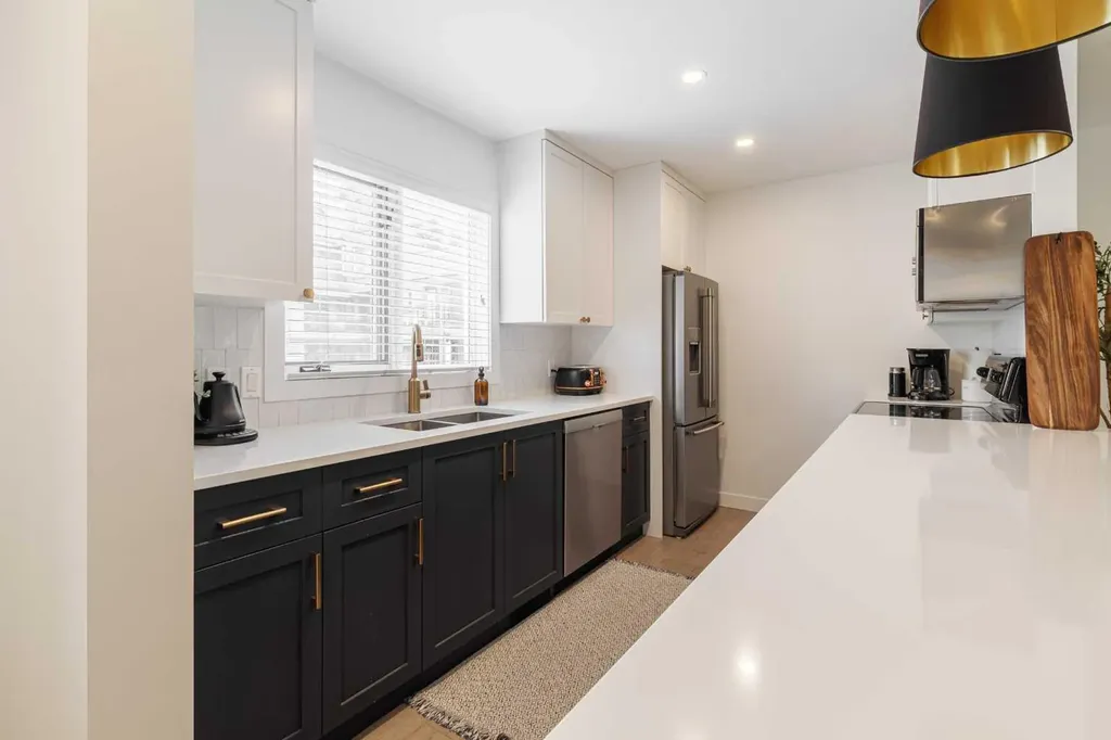 1124 14 Avenue SW Calgary AB t2r 0P2